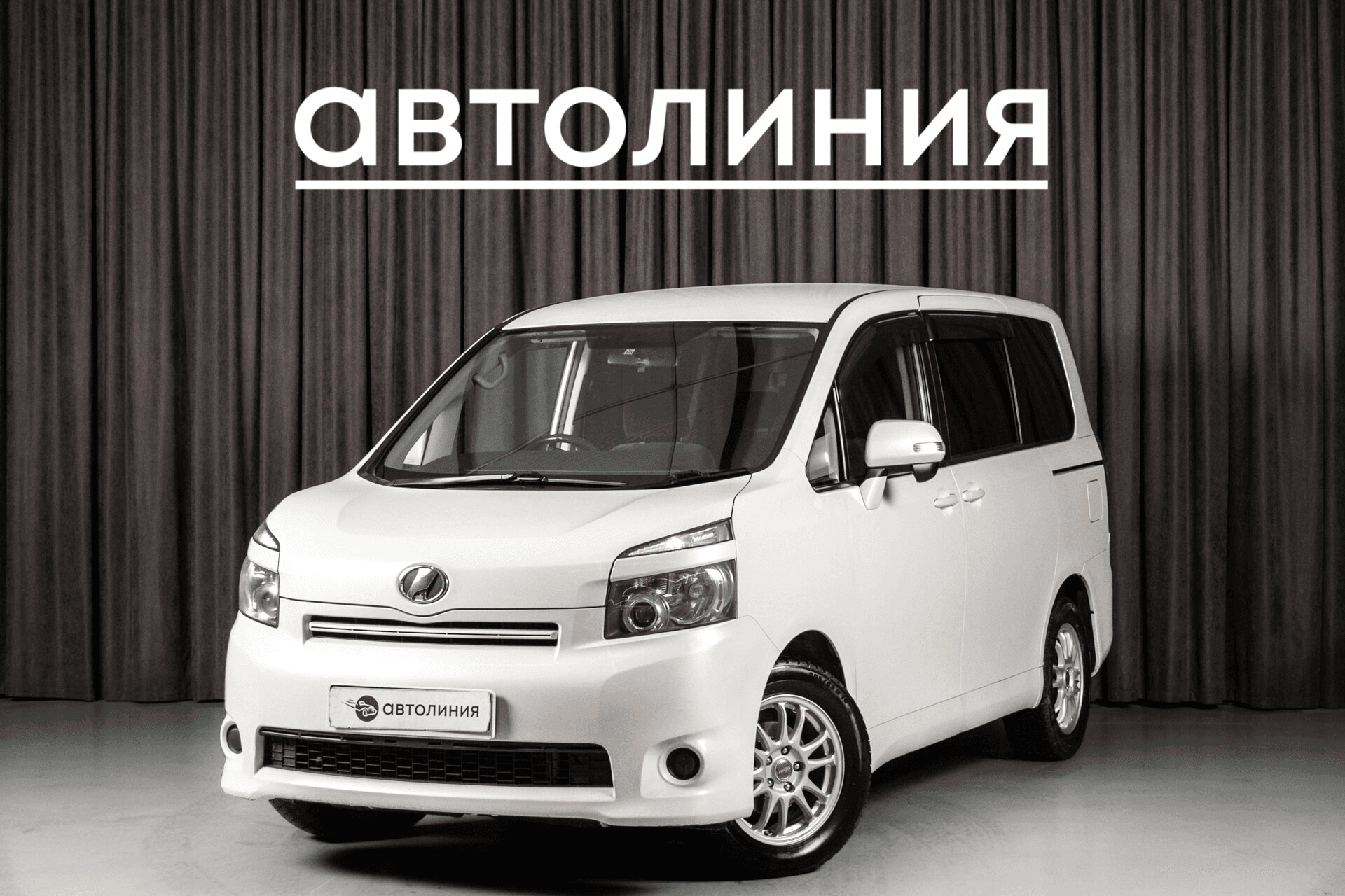 Toyota Voxy — купить