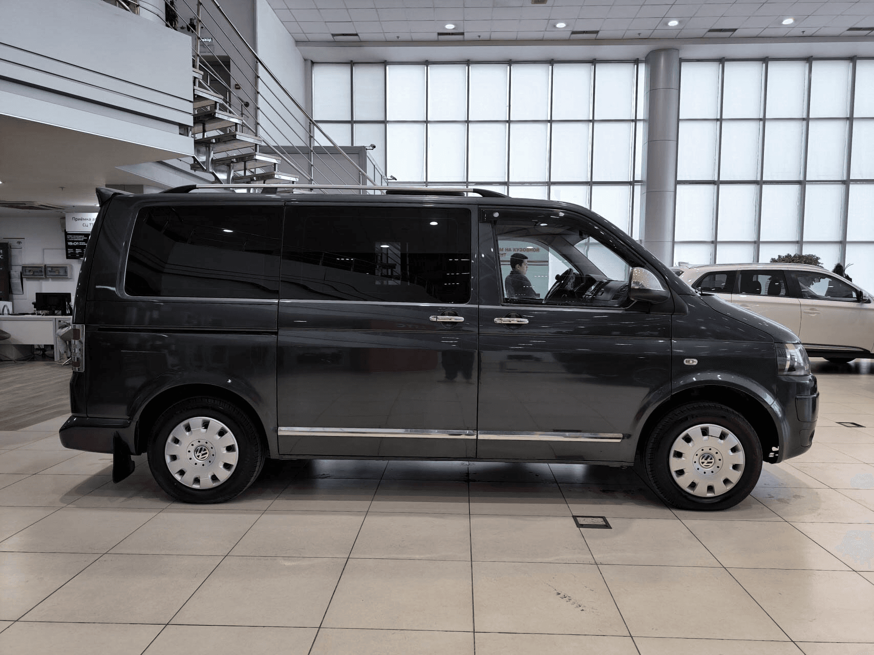 Volkswagen Transporter 2010 — миниатюра 4