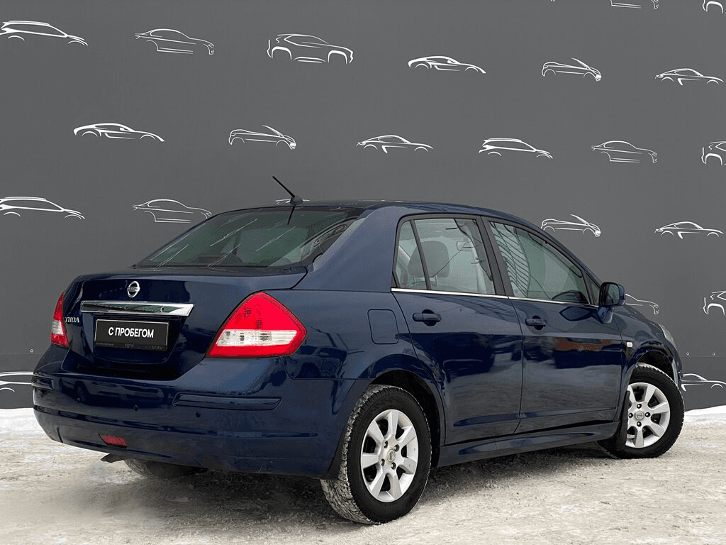 Nissan Tiida 2010 — миниатюра 2
