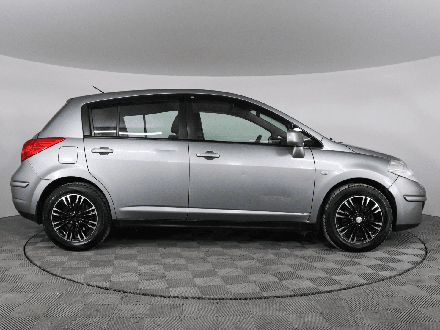 Nissan Tiida 2008 — миниатюра 4