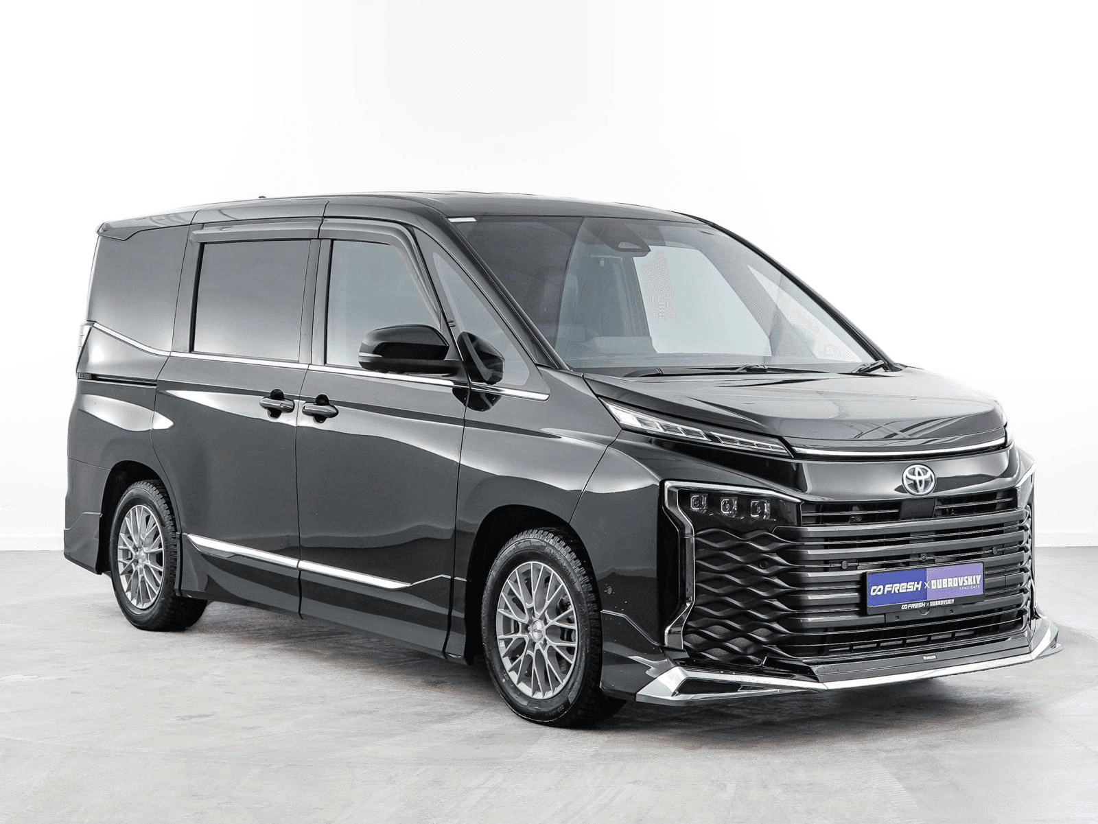 Toyota Voxy 2022 — купить в Москва