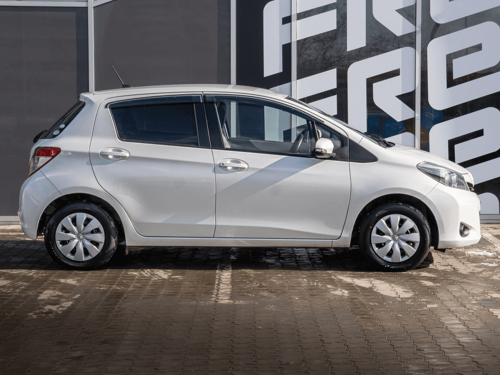 Toyota Vitz 2011 — миниатюра 5